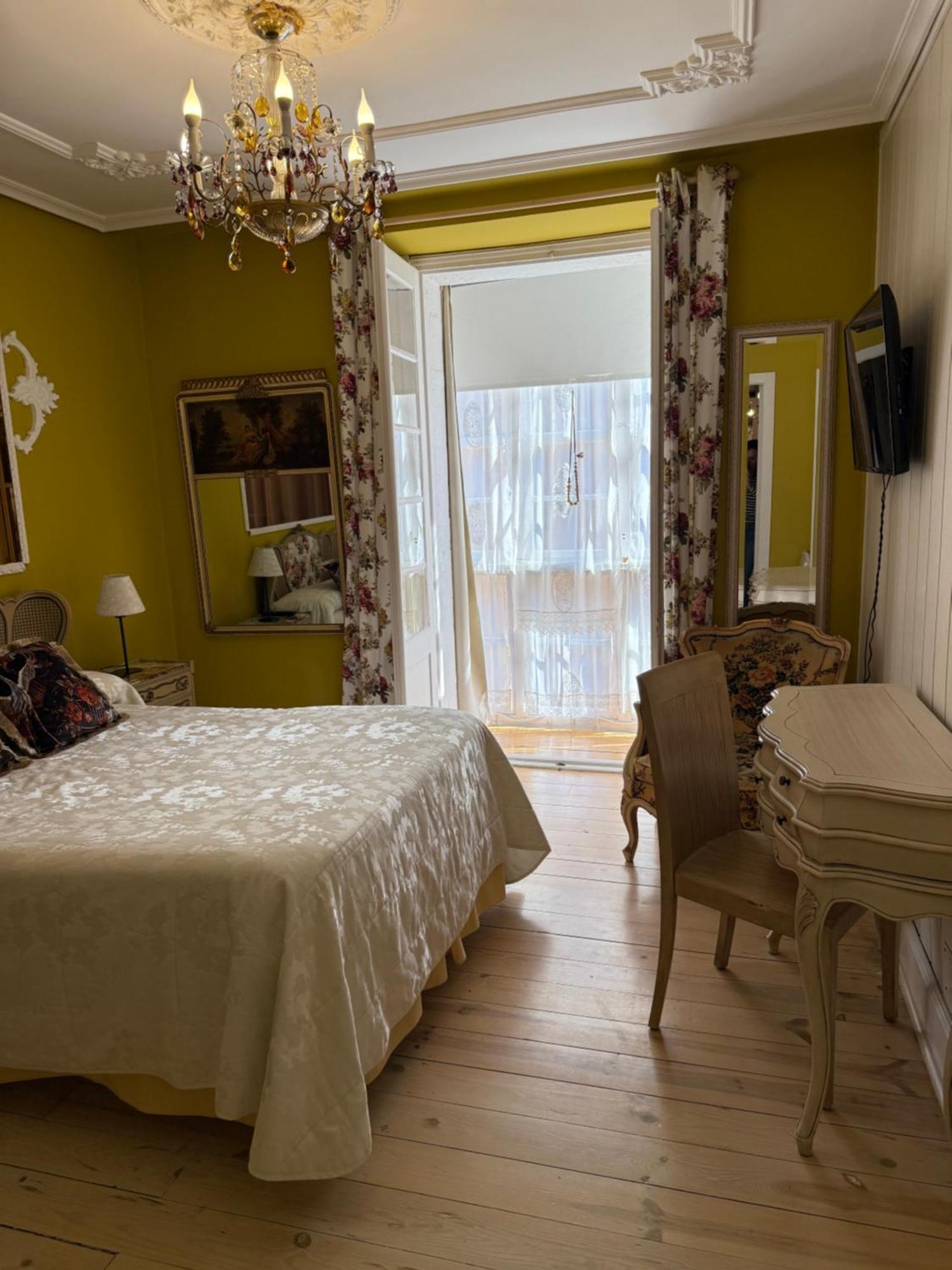 Hostal Boutique Puerta Del Sol Torrelavega Eksteriør billede